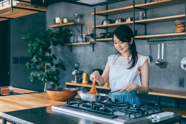 料理中の女性の画像