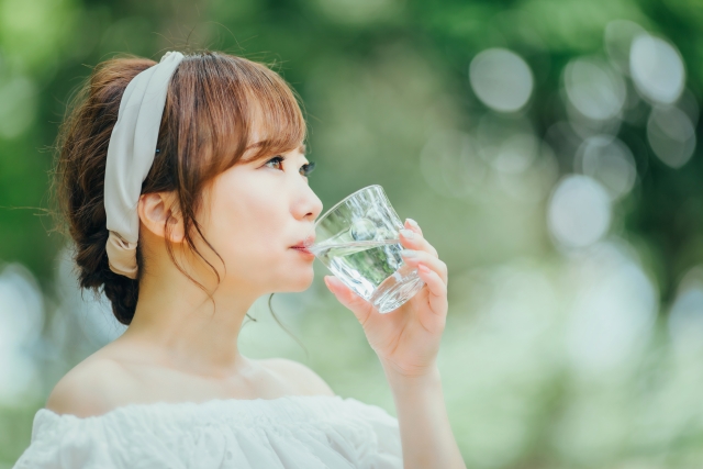 マウンテンデューを飲む女性の画像