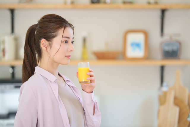 オランジーナエアリーを飲む女性の画像