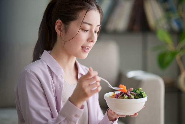 サラダを食べている女性の画像