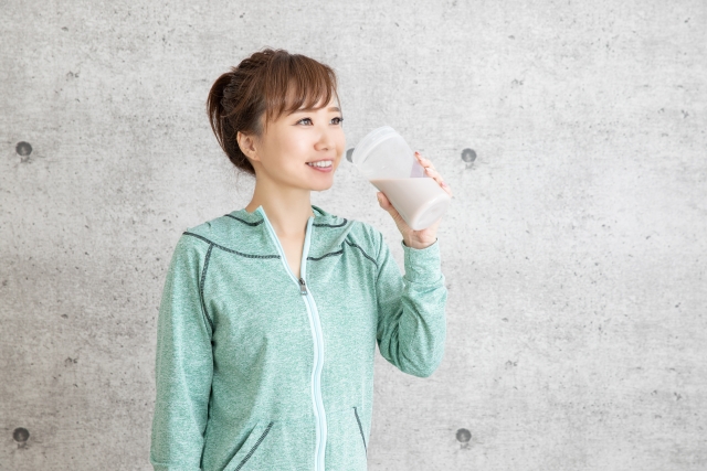 アミノコラーゲンを飲む女性の画像