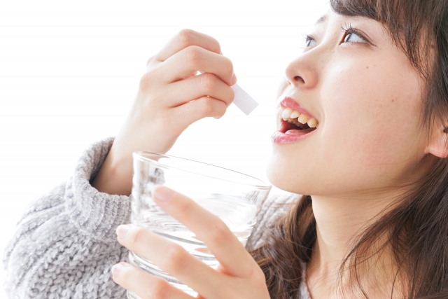 アミノバイタルを飲む女性の画像