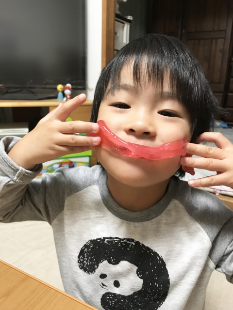 グミを食べる男の子の画像