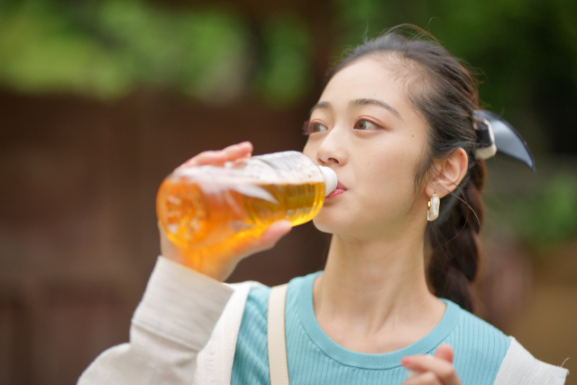 茶葉のあまみを飲む女性の画像