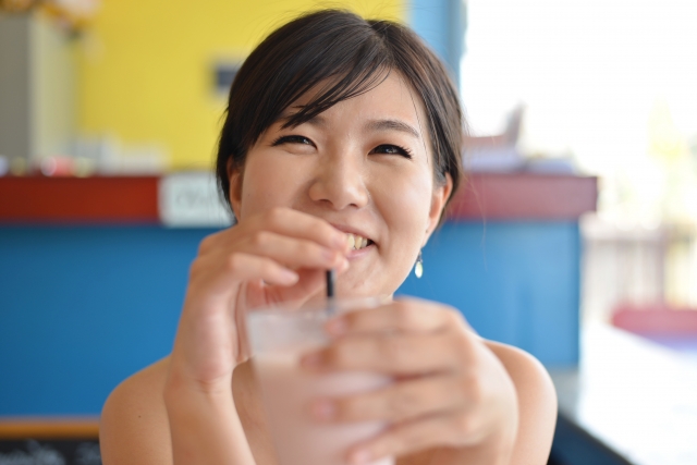 ヨーグルッペを飲む女性の画像