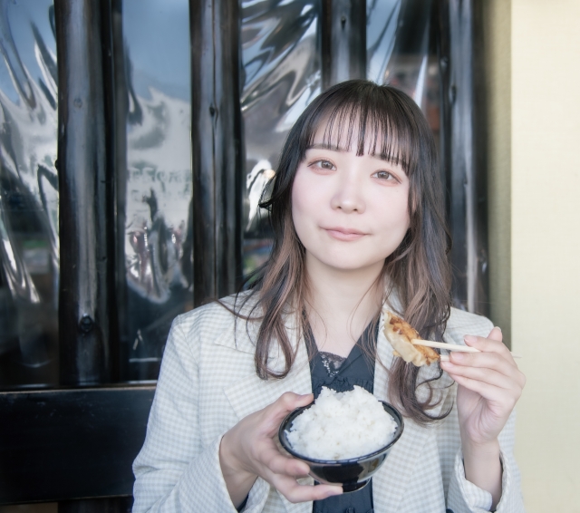 餃子を食べる女性の画像