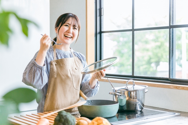 味見をする女性の画像