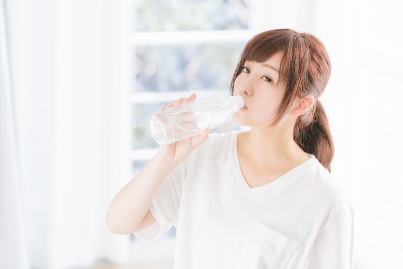 アクエリアススパークリングを飲む女性の画像