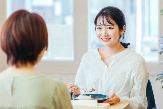 カレーを食べる女性の画像