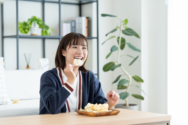 すっぱムーチョを食べる女性の画像