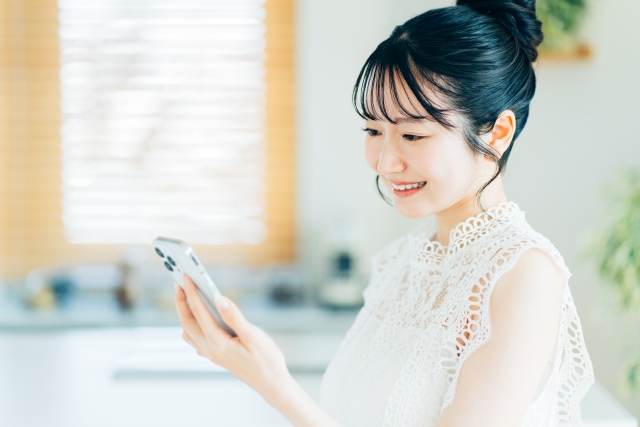 スマホで検索をする女性の画像