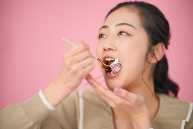 マリトッツォを食べる女性の画像