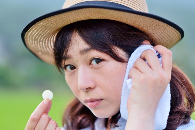 塩分チャージを食べる女性の画像